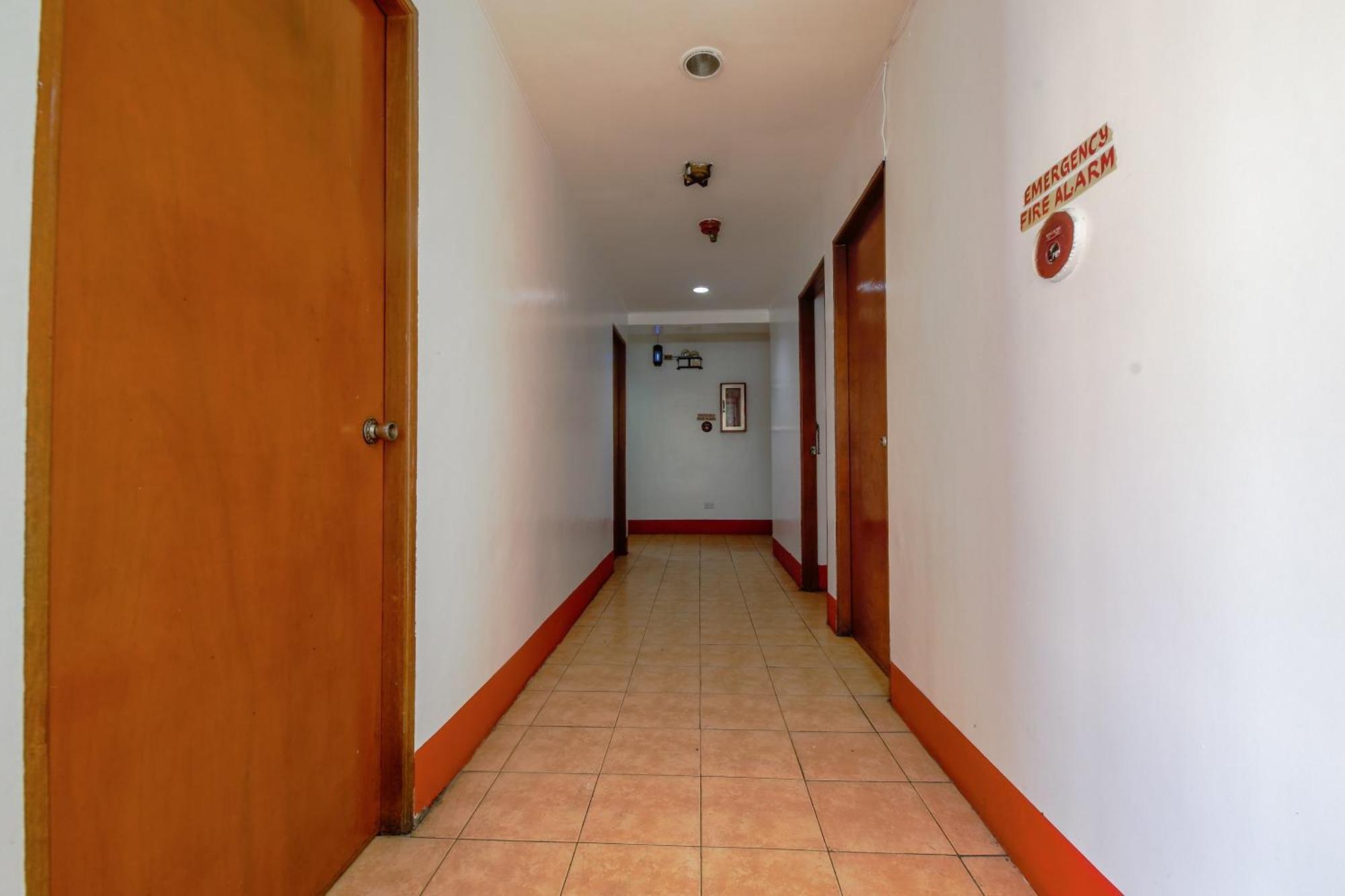 Busline Apartelle Кесон-Сити Экстерьер фото