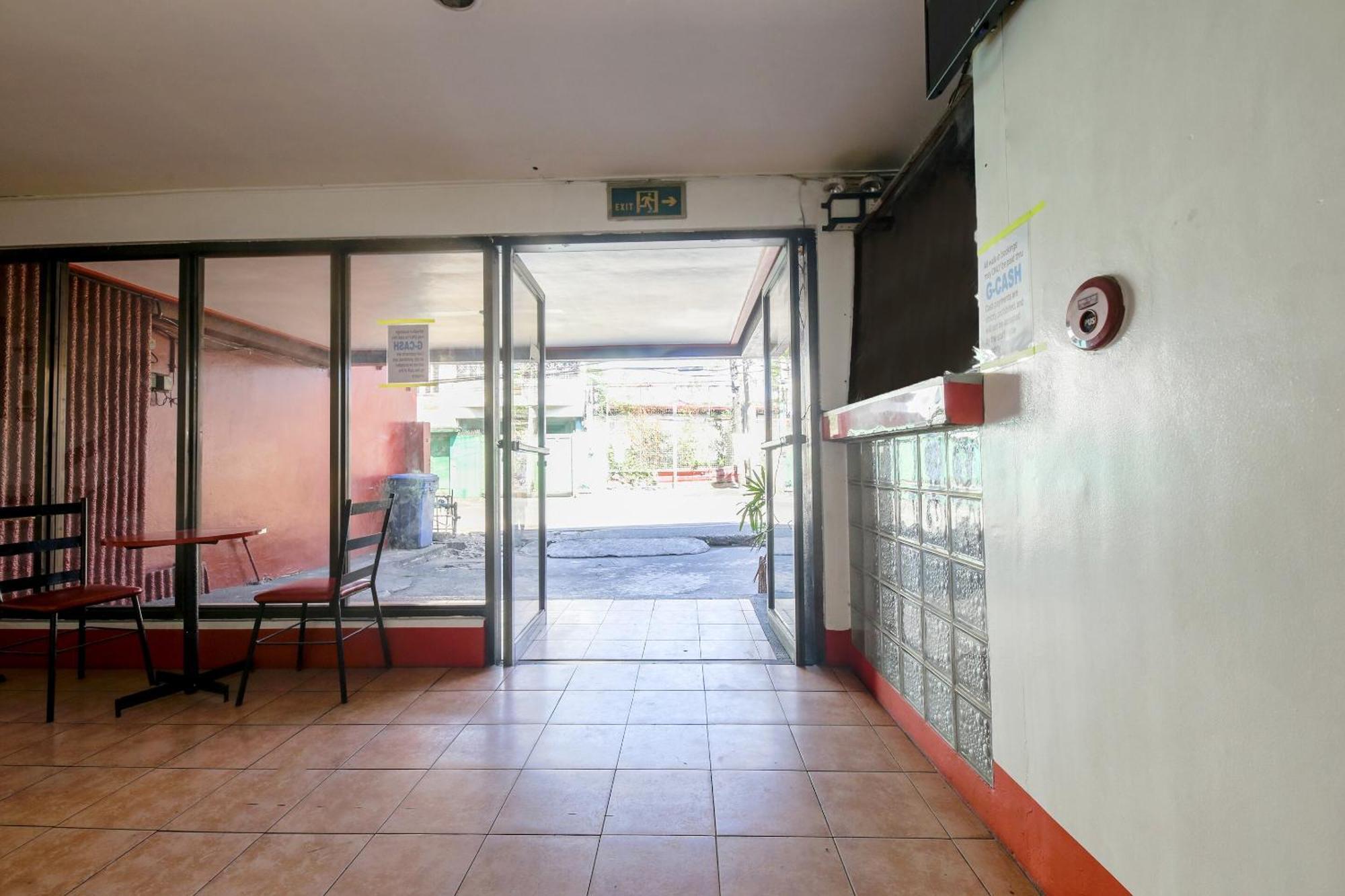 Busline Apartelle Кесон-Сити Экстерьер фото