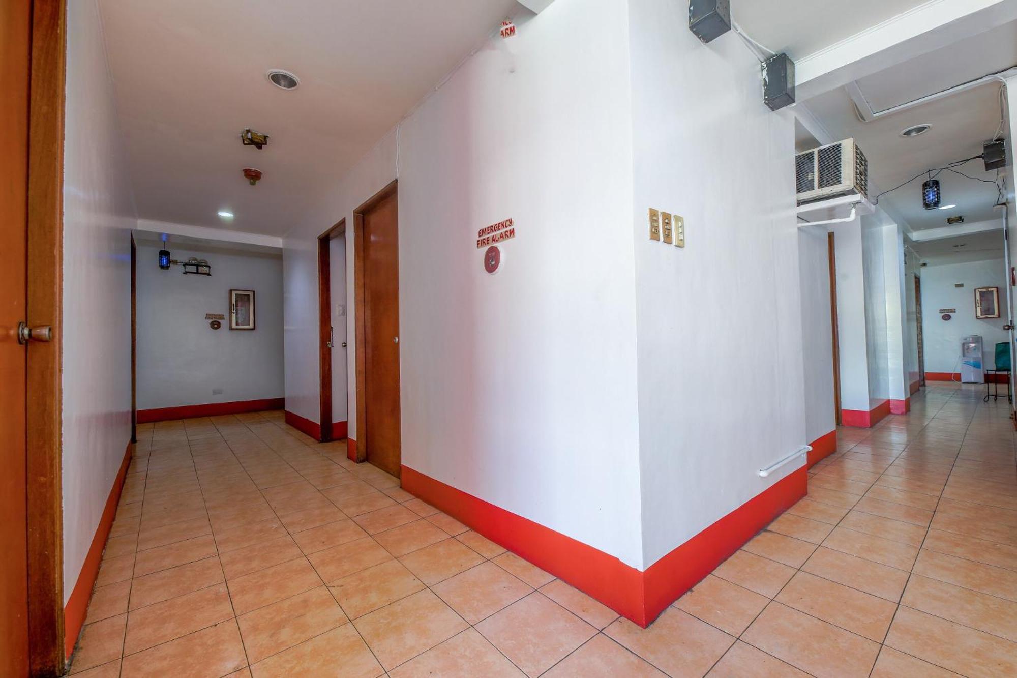 Busline Apartelle Кесон-Сити Экстерьер фото